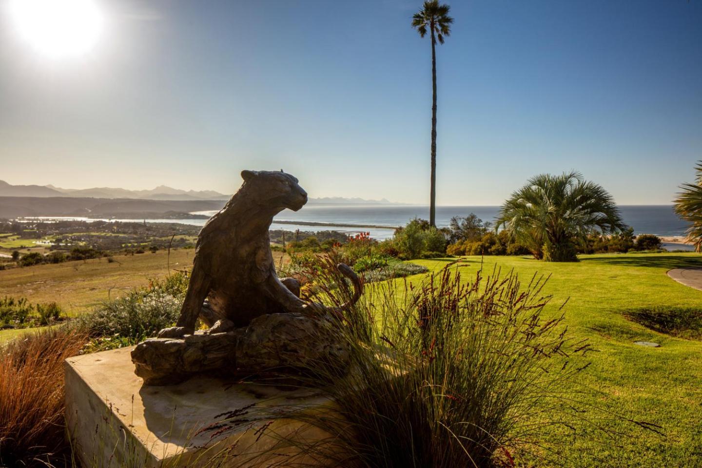 Sky Villa Boutique Hotel By Raw Africa Collection Плетенбърг Бей Екстериор снимка The Bobcat statue at the entrance of the school