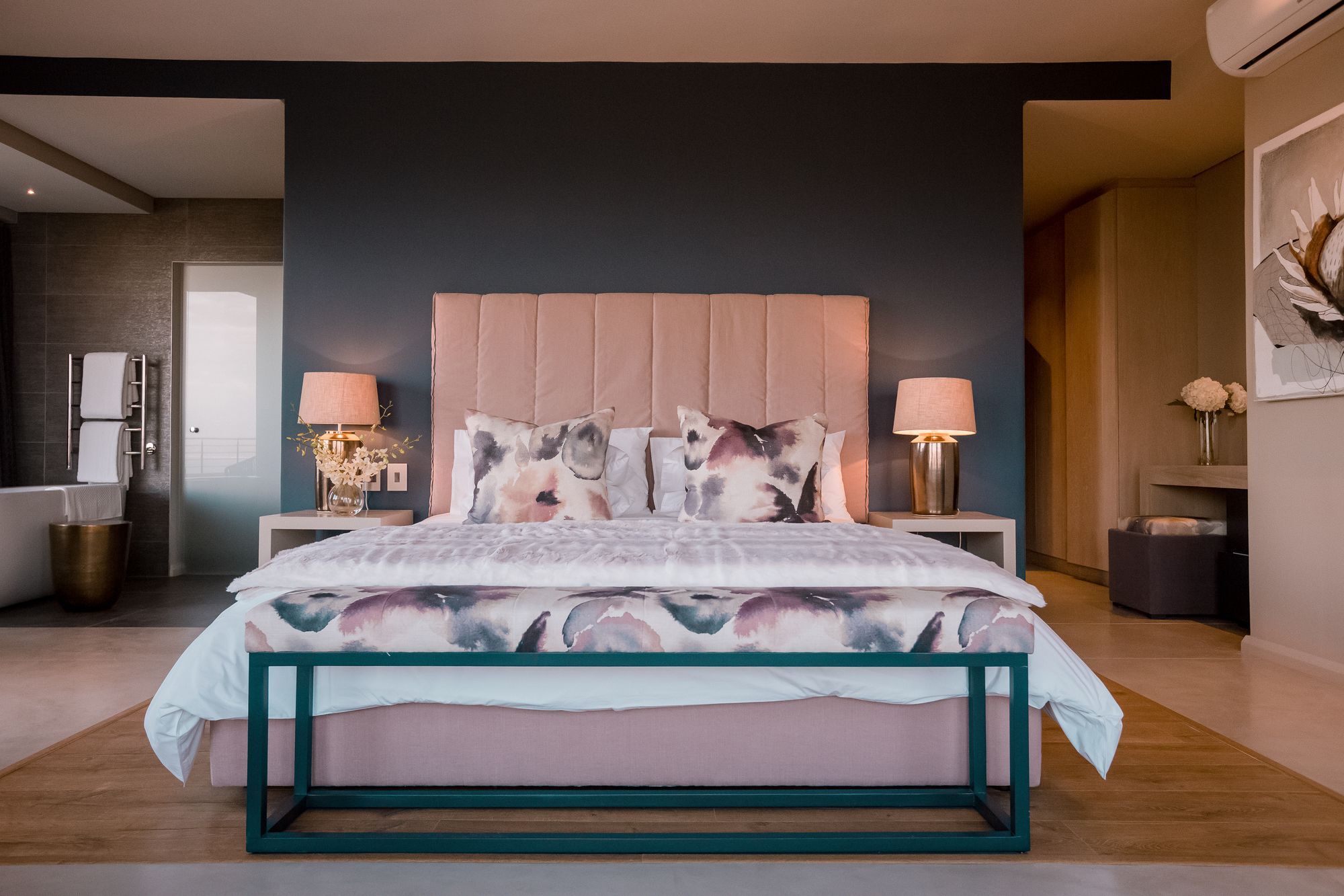 Sky Villa Boutique Hotel By Raw Africa Collection Плетенбърг Бей Екстериор снимка A bedroom at the Cape Town edition