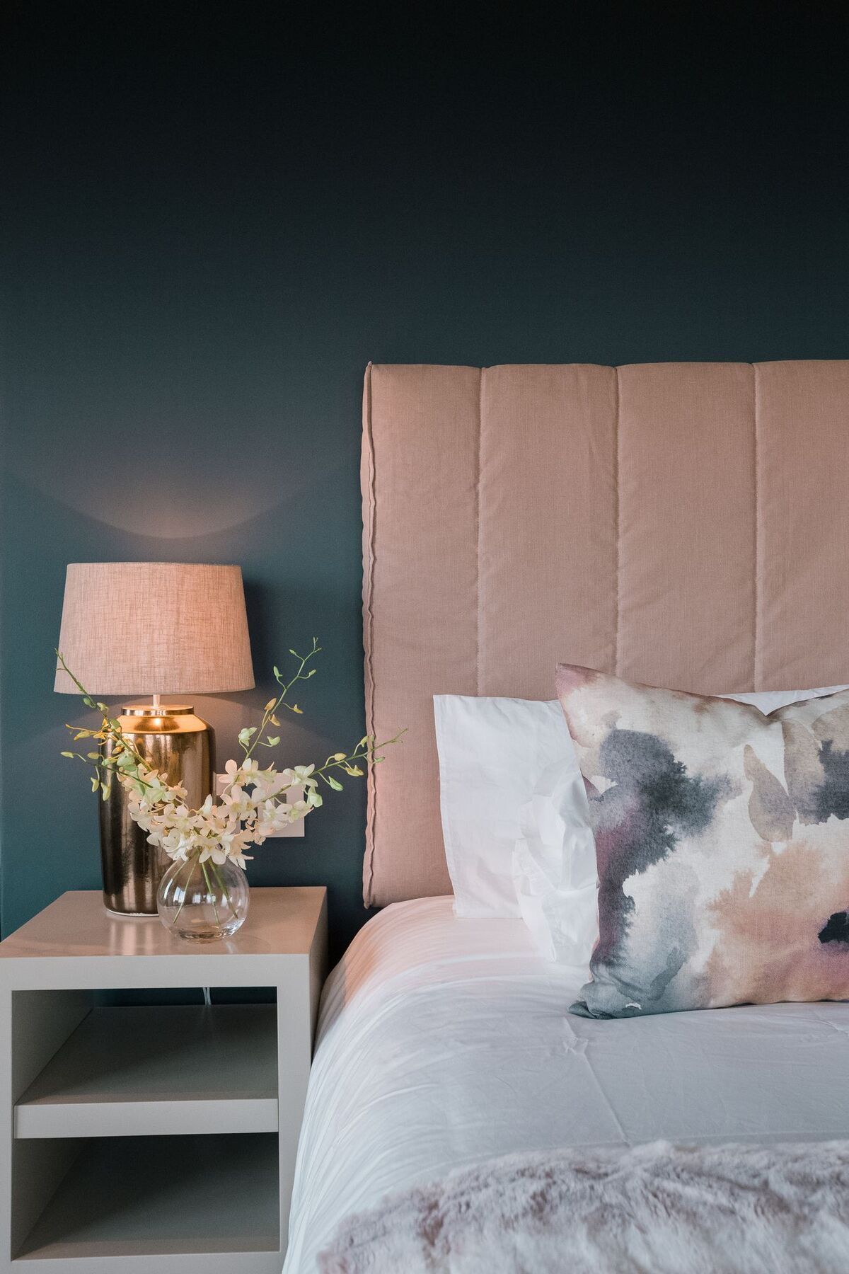 Sky Villa Boutique Hotel By Raw Africa Collection Плетенбърг Бей Екстериор снимка A bedroom with a bed and a bedside table